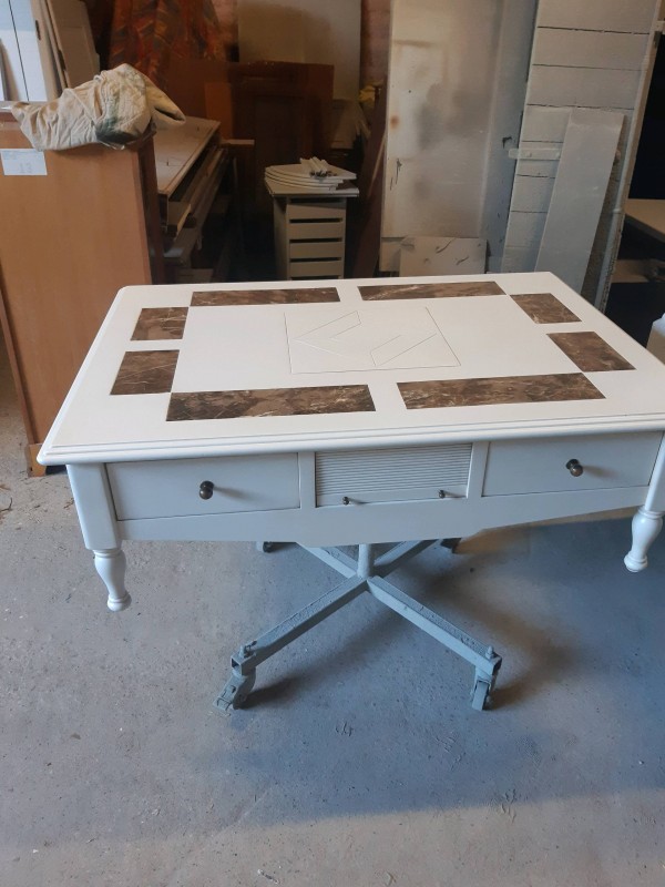 table basse relookée en blanc et bois 