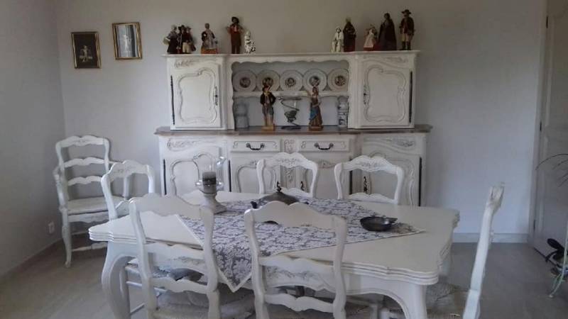 Salle à manger relookée customisée en blanc vieilli et plateau cérusé à Marseille