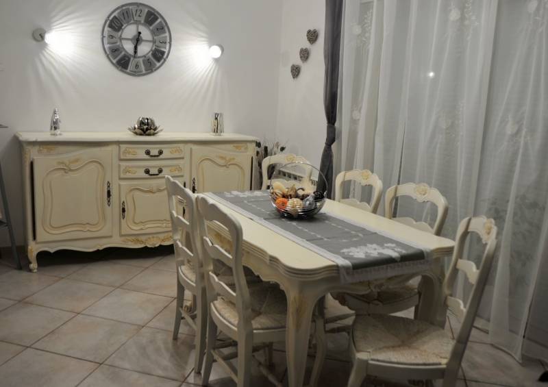 Relookage complet : décapage et mise en patine d'une salle à manger en noyer provençale à Manosque 04