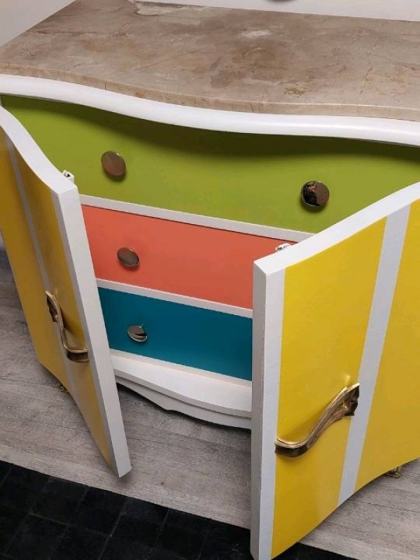 Relooking d'un meuble ancien multicolore à Aix en provence