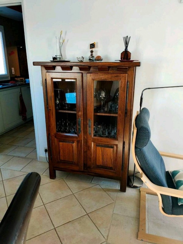 Avant/après d'une vitrine en bois massif aspect bois clair dans les Bouches du Rhône