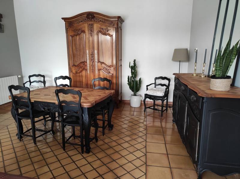 salle à manger relookée en noir mat et plateau bois naturel