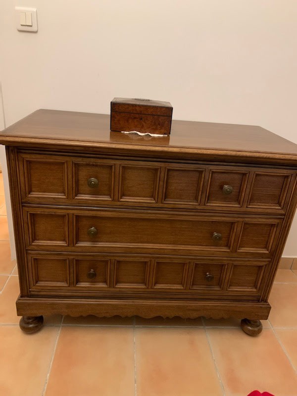 Relooking d'une commode ancienne en bois : une seconde vie élégante dans le Vaucluse