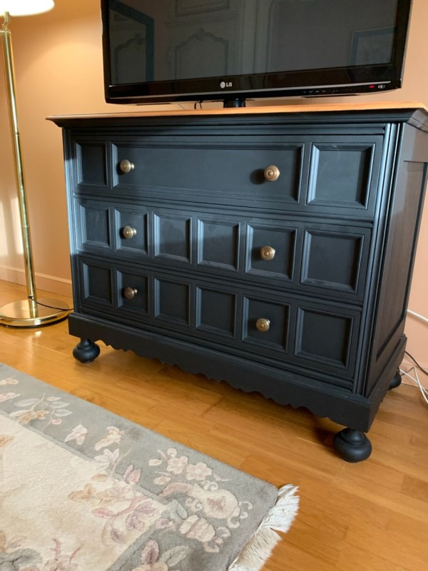 Relooking d'une commode ancienne en bois : une seconde vie élégante dans le Vaucluse