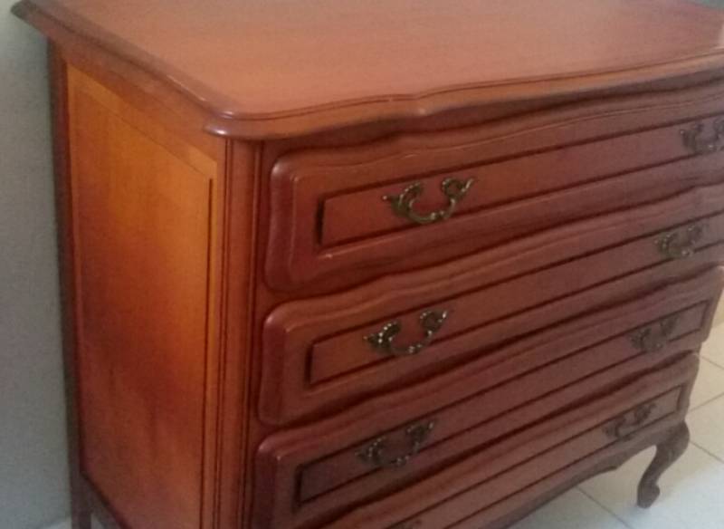 Commode en merisier ancienne relookée en gris cérusé blanc à l'isle sur la sorgue