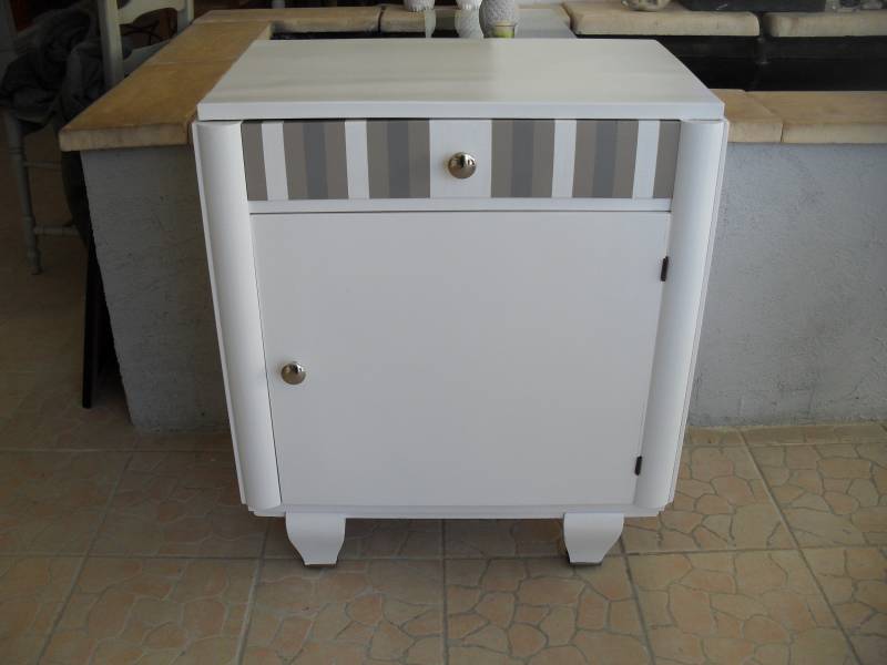 mobilier relooké blanc gris et taupe rayé