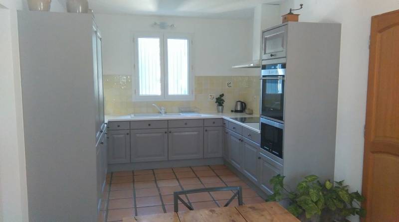 cuisine en chêne relookée en gris