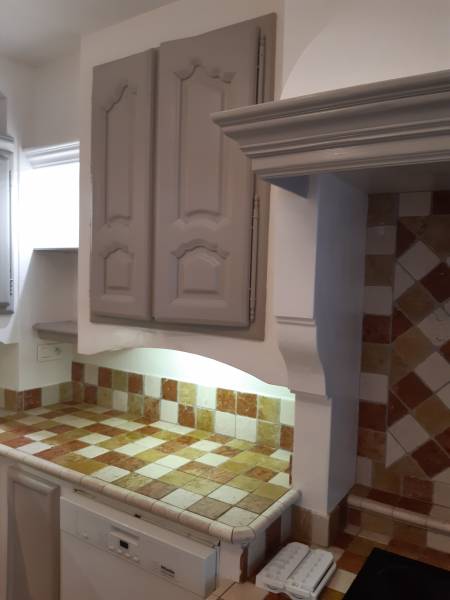 Cuisine provençale relookée en gris le pontet 84