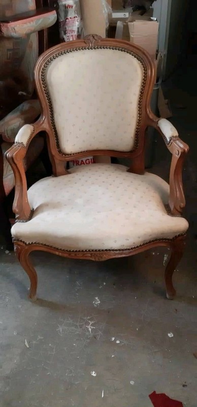 Rénovation d'un fauteuil cabriolet ancien en noir mat et tissu Christian Lacroix à Robion 84