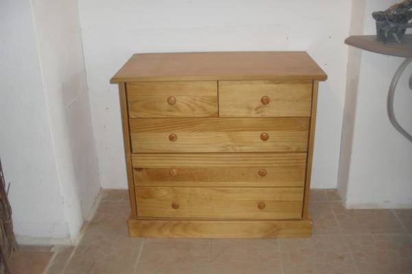 Décapage et relookage d'une commode en pin cirée