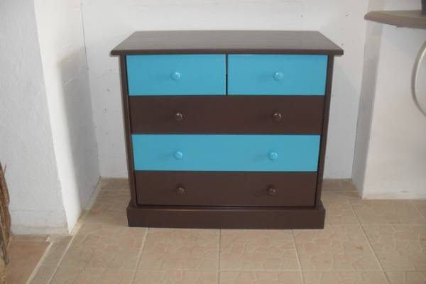 Décapage et relookage d'une commode en pin cirée