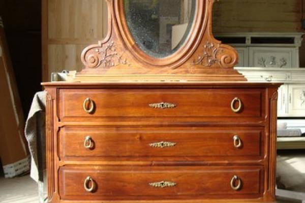 Décapage et patine grise d'une coiffeuse à Rognac