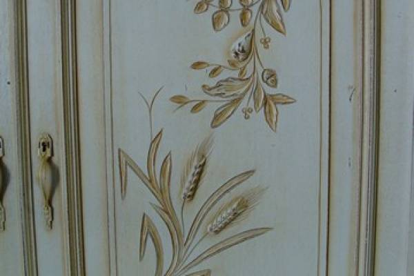 Rénover un meuble ancien en noyer à Pertuis