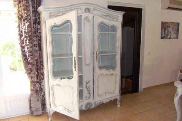 vitrine 2 portes relookée en blanc et gris