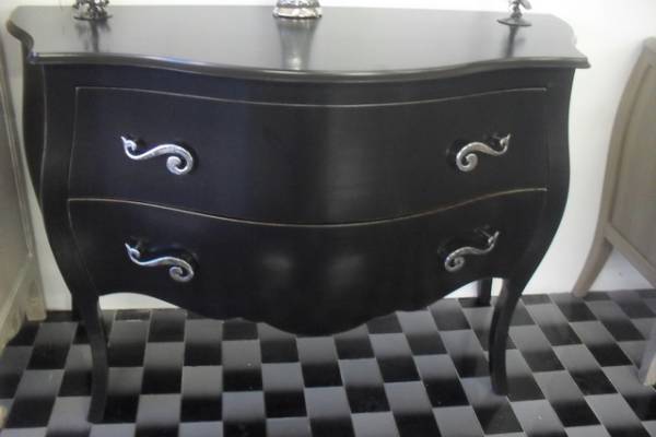 Mise en peinture d'une commode galbée (brute) style baroque