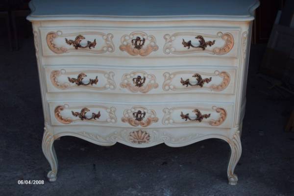 Décapage, peinture et patine d'une commode ancienne en noyer style louis XV Martigues