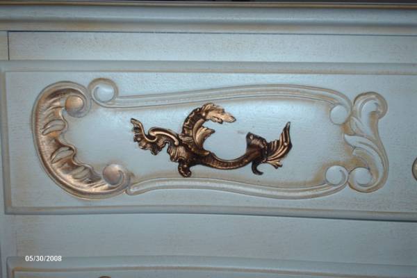 Décapage, peinture et patine d'une commode ancienne en noyer style louis XV Martigues