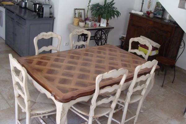 Décapage, peinture et patine d'une salle à manger en noyer style provençal à Gignac