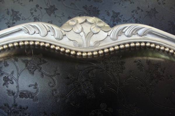 Décapage et peinture d'un lit corbeille