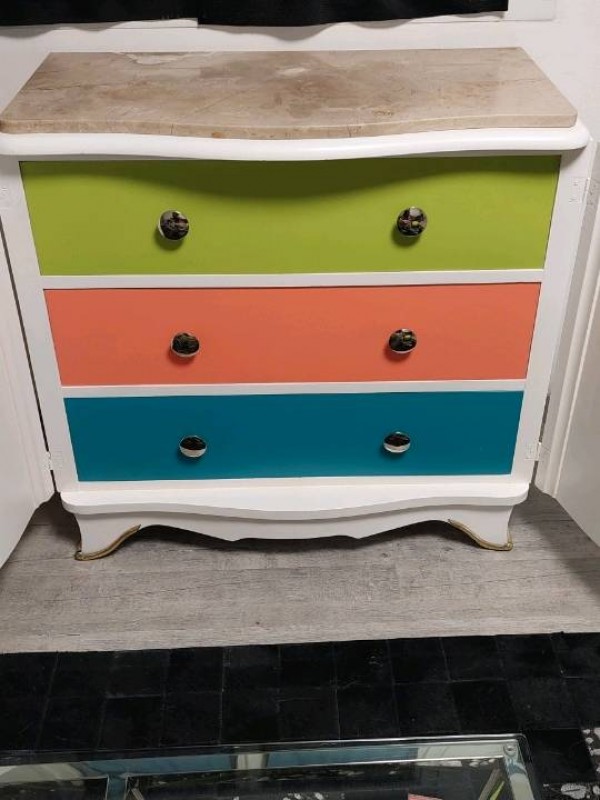 Relooking d'un meuble ancien multicolore à Aix en provence