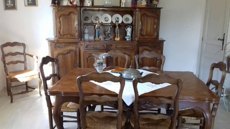 Salle à manger relookée customisée en blanc vieilli et plateau cérusé à Marseille