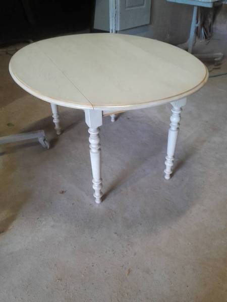 Rénovation et vernissage d'une Table ronde noire et plateau bois à Mollégès (13)