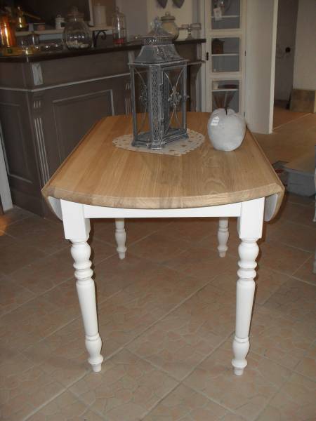 Table ronde fixe à volets plateau chêne massif effet brut